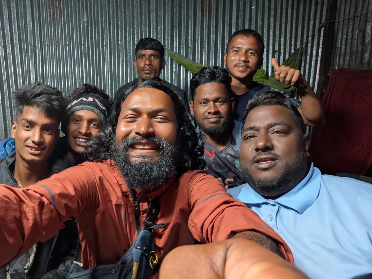 কায়াক অভিযানে পরিচিত হওয়া মানুষদের সঙ্গে ইনতিয়াজ মাহমুদের দলগত সেলফি