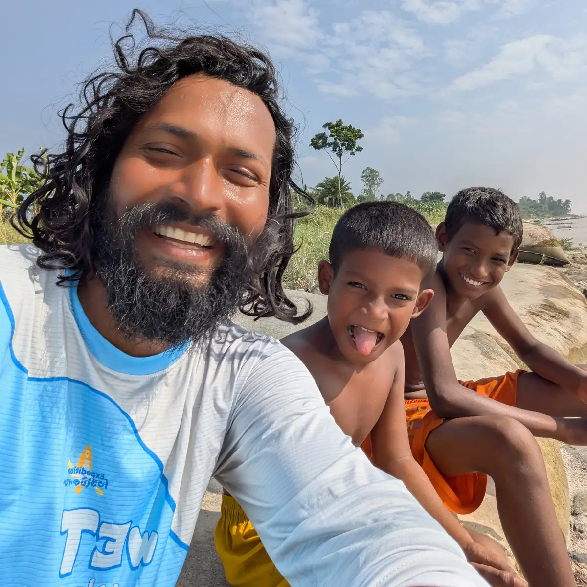 নদীর পাশে দুই শিশুর সঙ্গে হাসিমুখে সেলফি তুলছেন ইনতিয়াজ মাহমুদ