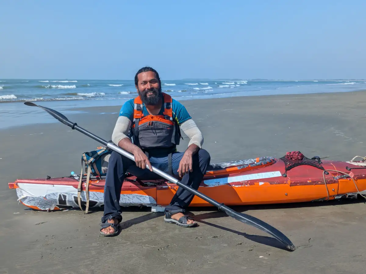 কক্সবাজারের সৈকতে কায়াকের ওপর বৈঠা হাতে বসে আছেন ইনতিয়াজ মাহমুদ