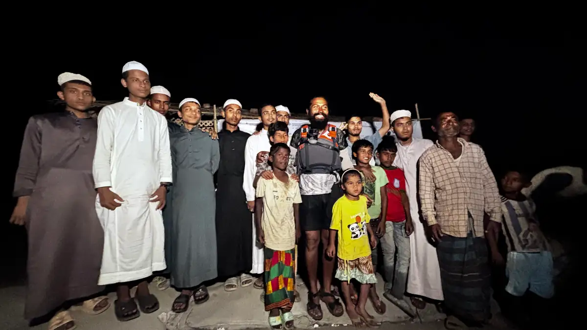 রাতে শাহপরীর দ্বীপে পৌঁছানোর পর জড়ো হওয়া মানুষদের সঙ্গে ইনতিয়াজ মাহমুদ